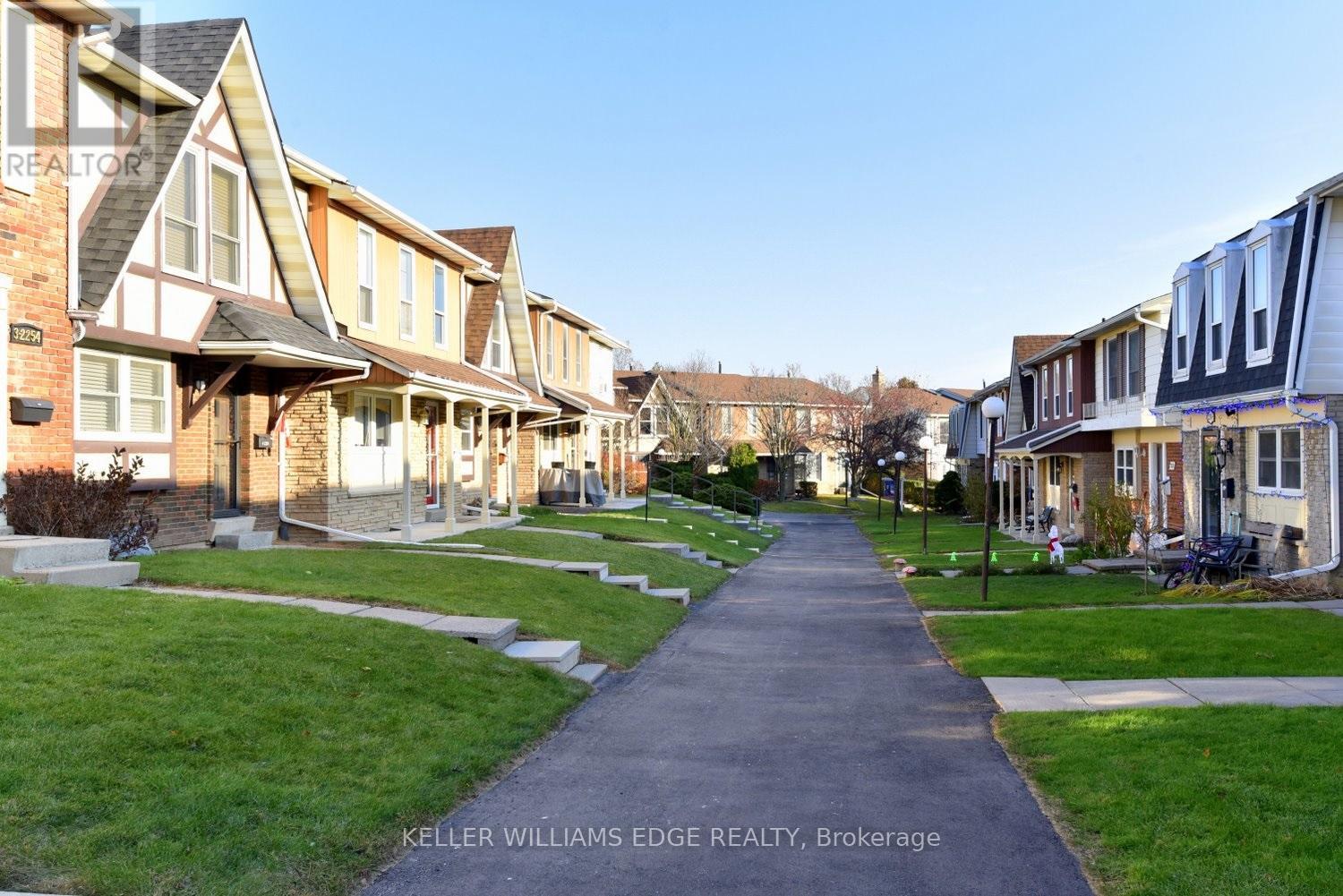 6 - 2254 Upper Middle Road, Burlington, Ontario  L7P 2Z9 - Photo 4 - W12252960