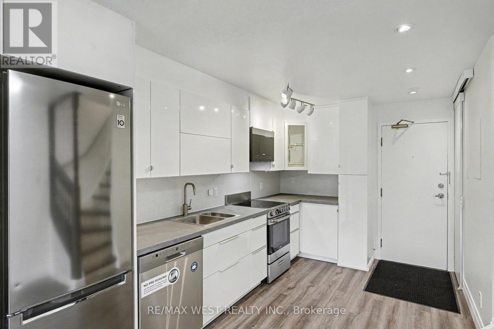 37 - 67 Valleyview Road, Kitchener, Ontario  N2E 3J1 - Photo 2 - X12572766