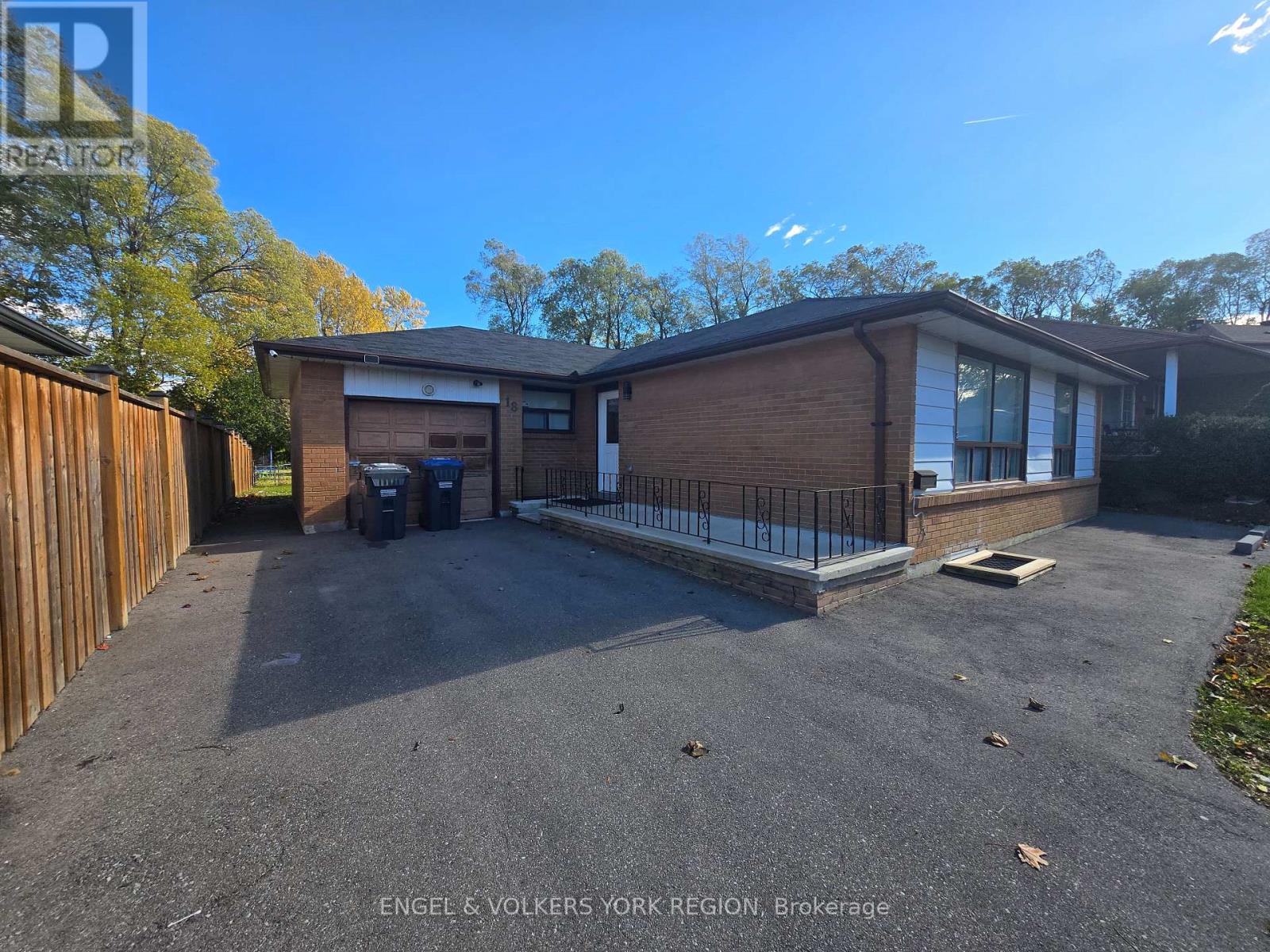 A - 18 Elrose Road W, Brampton, Ontario  L6T 2C2 - Photo 2 - W12572894