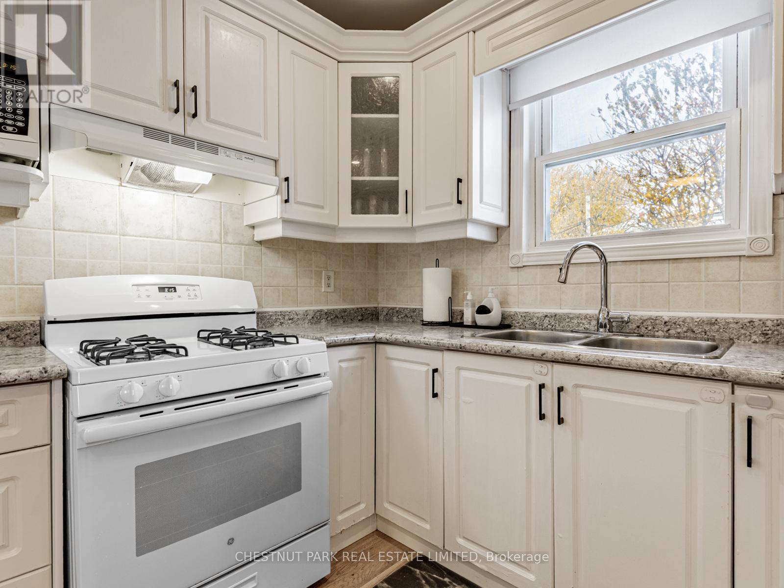 183 Locksley Avenue, Toronto, Ontario  M6B 3N8 - Photo 13 - W12572922