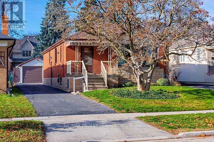 32 NORTHAMPTON DRIVE, Toronto, Ontario