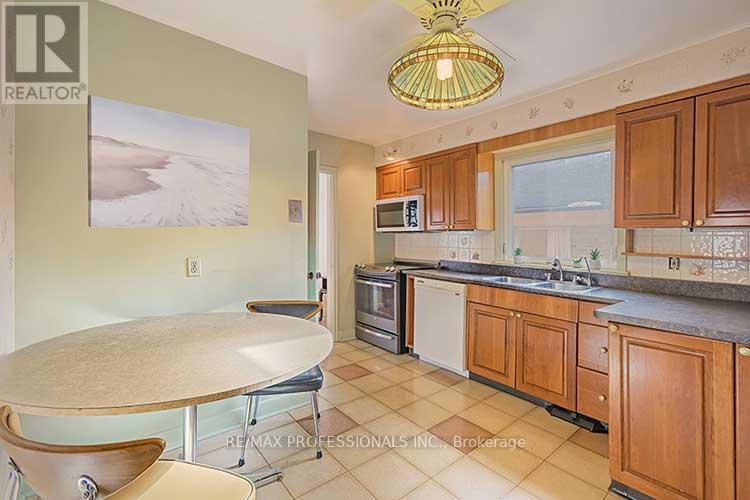 32 Northampton Drive, Toronto, Ontario  M9B 4S6 - Photo 10 - W12572930