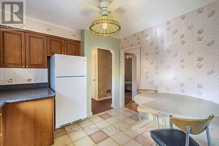 32 Northampton Drive, Toronto, Ontario  M9B 4S6 - Photo 11 - W12572930