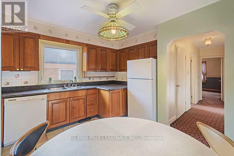 32 Northampton Drive, Toronto, Ontario  M9B 4S6 - Photo 12 - W12572930