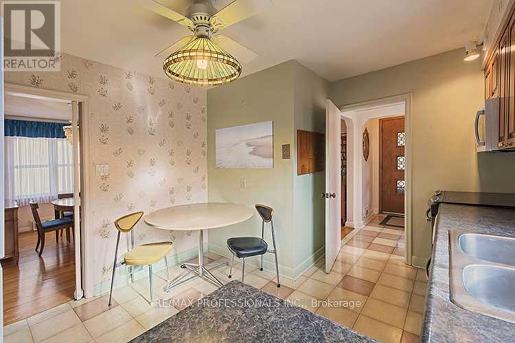 32 Northampton Drive, Toronto, Ontario  M9B 4S6 - Photo 13 - W12572930