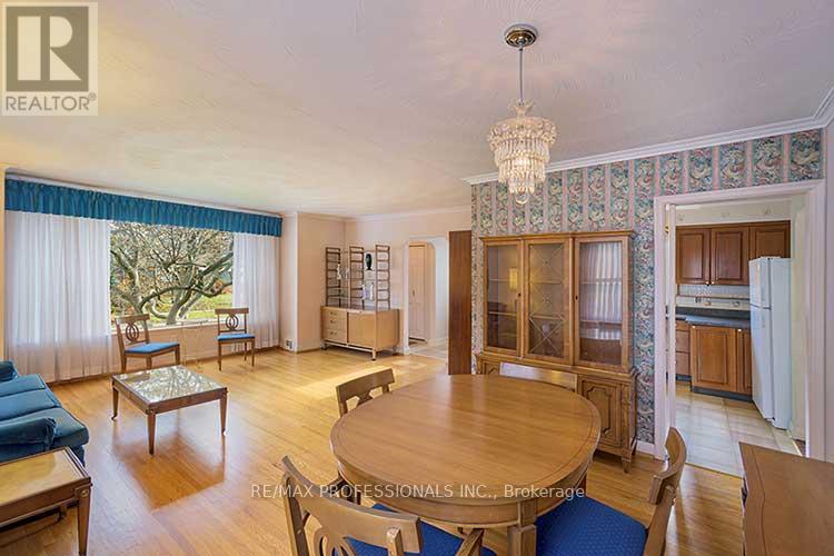 32 Northampton Drive, Toronto, Ontario  M9B 4S6 - Photo 14 - W12572930