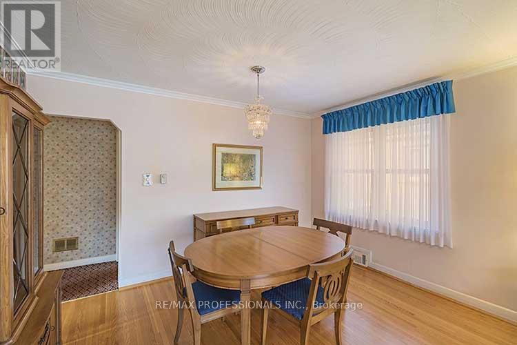 32 Northampton Drive, Toronto, Ontario  M9B 4S6 - Photo 15 - W12572930