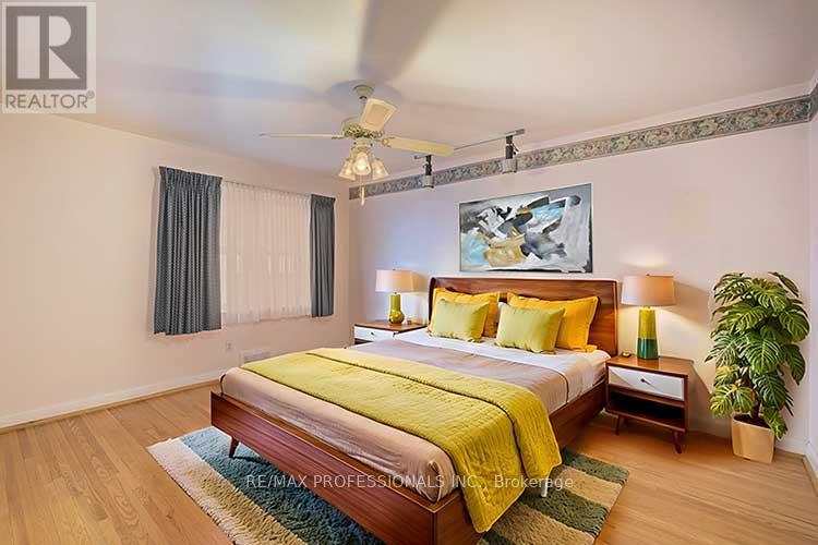 32 Northampton Drive, Toronto, Ontario  M9B 4S6 - Photo 16 - W12572930