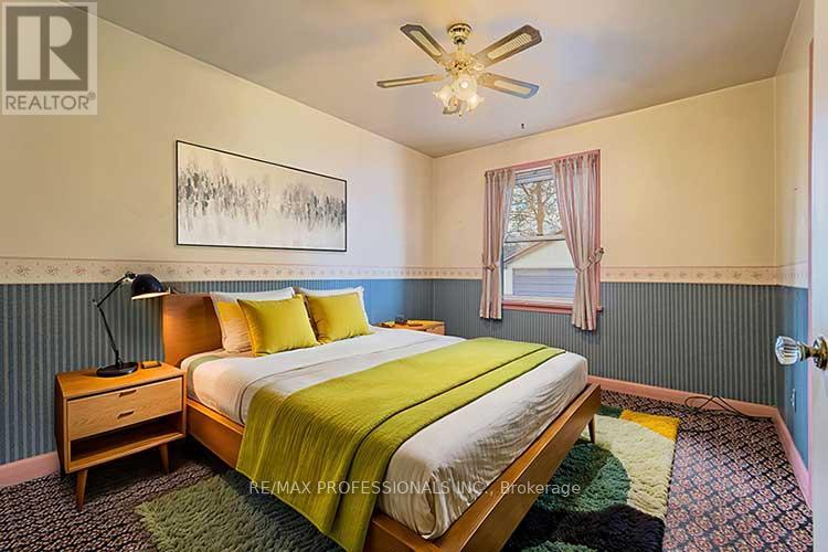 32 Northampton Drive, Toronto, Ontario  M9B 4S6 - Photo 19 - W12572930