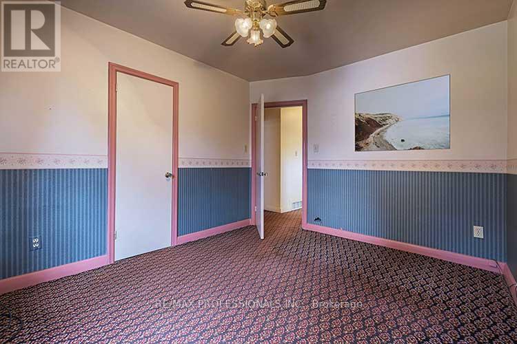 32 Northampton Drive, Toronto, Ontario  M9B 4S6 - Photo 20 - W12572930