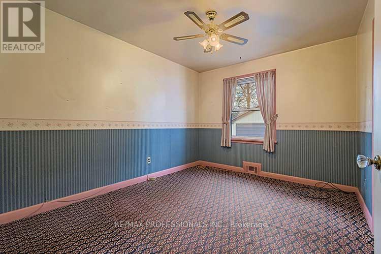 32 Northampton Drive, Toronto, Ontario  M9B 4S6 - Photo 21 - W12572930