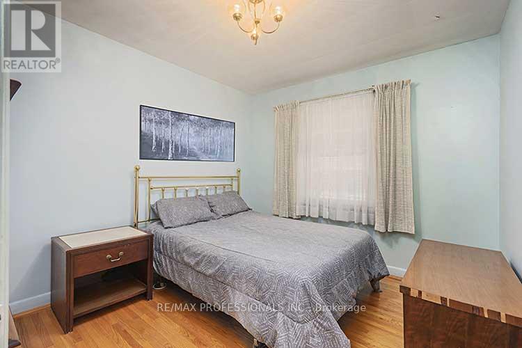 32 Northampton Drive, Toronto, Ontario  M9B 4S6 - Photo 22 - W12572930