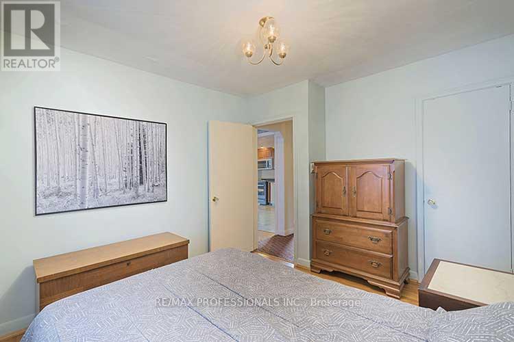 32 Northampton Drive, Toronto, Ontario  M9B 4S6 - Photo 23 - W12572930