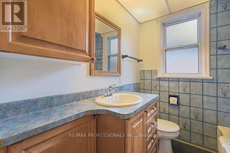 32 Northampton Drive, Toronto, Ontario  M9B 4S6 - Photo 25 - W12572930