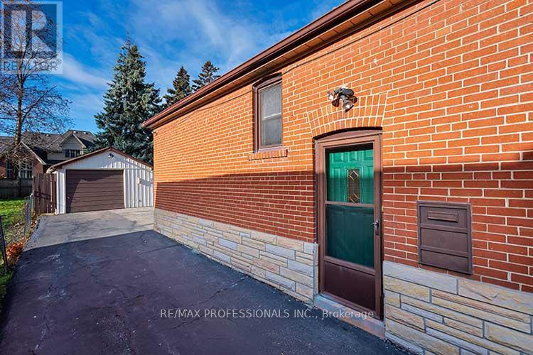 32 Northampton Drive, Toronto, Ontario  M9B 4S6 - Photo 26 - W12572930