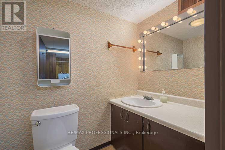 32 Northampton Drive, Toronto, Ontario  M9B 4S6 - Photo 35 - W12572930