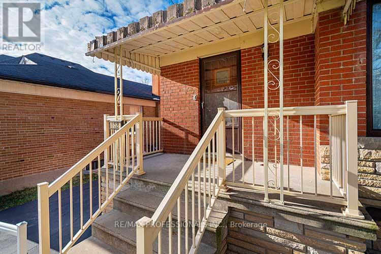 32 Northampton Drive, Toronto, Ontario  M9B 4S6 - Photo 4 - W12572930