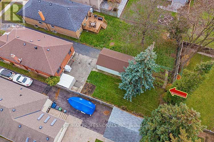 32 Northampton Drive, Toronto, Ontario  M9B 4S6 - Photo 41 - W12572930