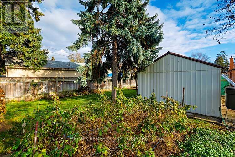 32 Northampton Drive, Toronto, Ontario  M9B 4S6 - Photo 43 - W12572930