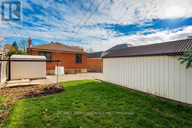 32 Northampton Drive, Toronto, Ontario  M9B 4S6 - Photo 47 - W12572930