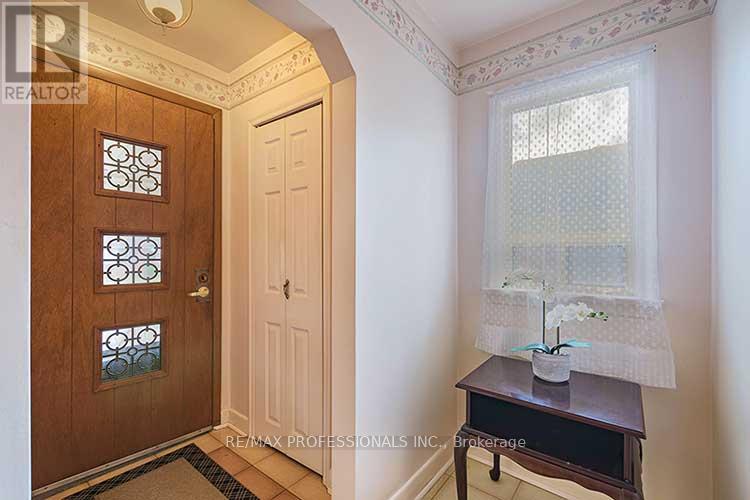 32 Northampton Drive, Toronto, Ontario  M9B 4S6 - Photo 5 - W12572930