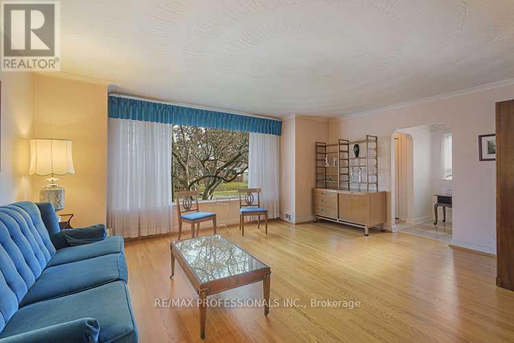 32 Northampton Drive, Toronto, Ontario  M9B 4S6 - Photo 6 - W12572930