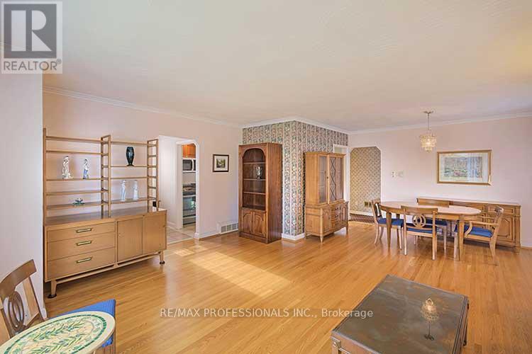 32 Northampton Drive, Toronto, Ontario  M9B 4S6 - Photo 9 - W12572930