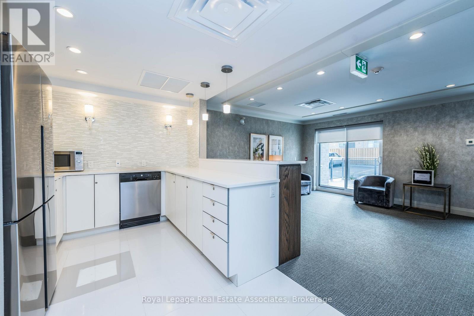 304 - 40 Via Rosedale Way, Brampton, Ontario  L6R 0W2 - Photo 6 - W12572944