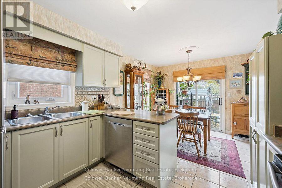 13 Pressed Brick Drive, Brampton, Ontario  L6V 4K8 - Photo 4 - W12573056