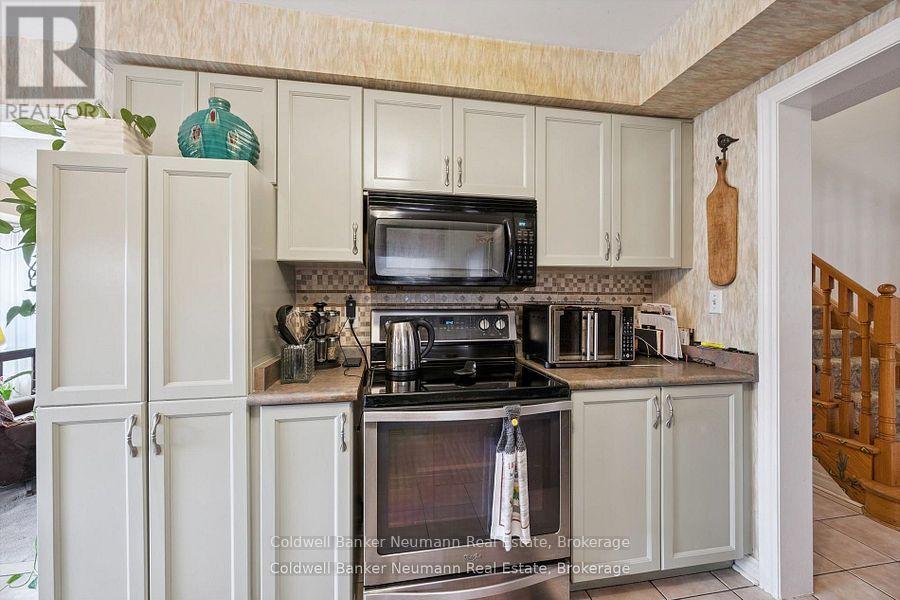 13 Pressed Brick Drive, Brampton, Ontario  L6V 4K8 - Photo 6 - W12573056