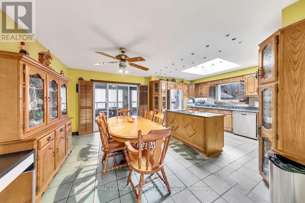 4236 Rockwood Road, Mississauga, Ontario  L4W 1L7 - Photo 13 - W12573132