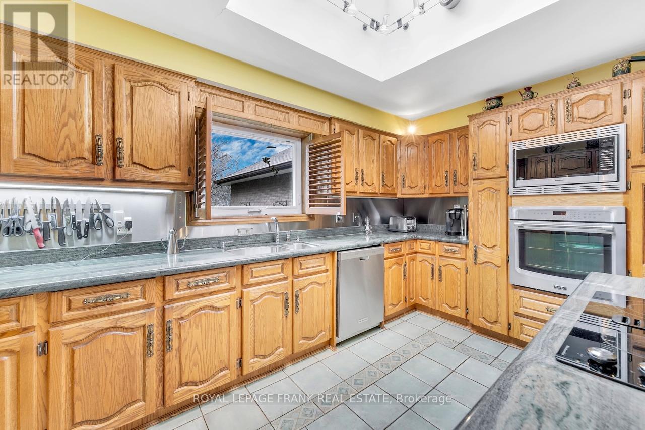 4236 Rockwood Road, Mississauga, Ontario  L4W 1L7 - Photo 16 - W12573132