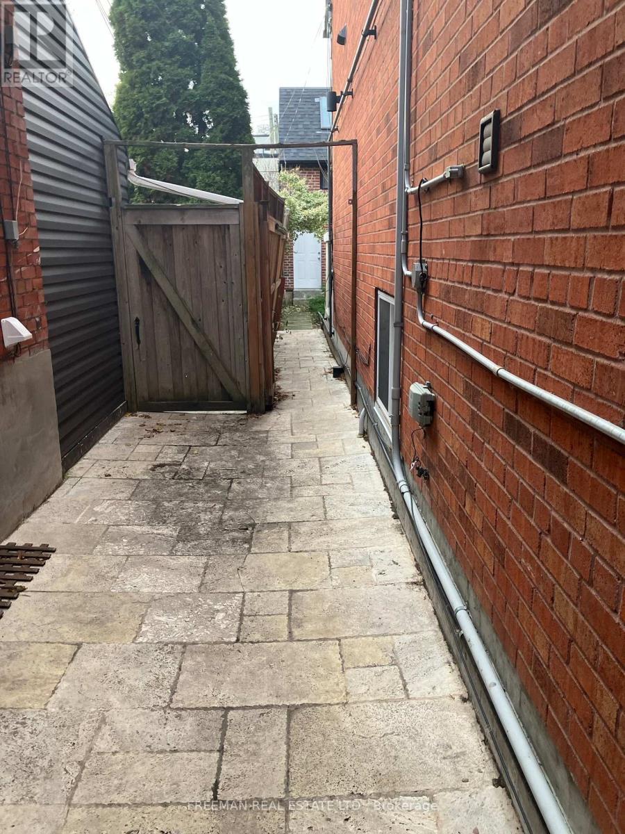 Bsmt-R - 916 Manning Avenue, Toronto, Ontario  M6G 2X4 - Photo 3 - C12558220