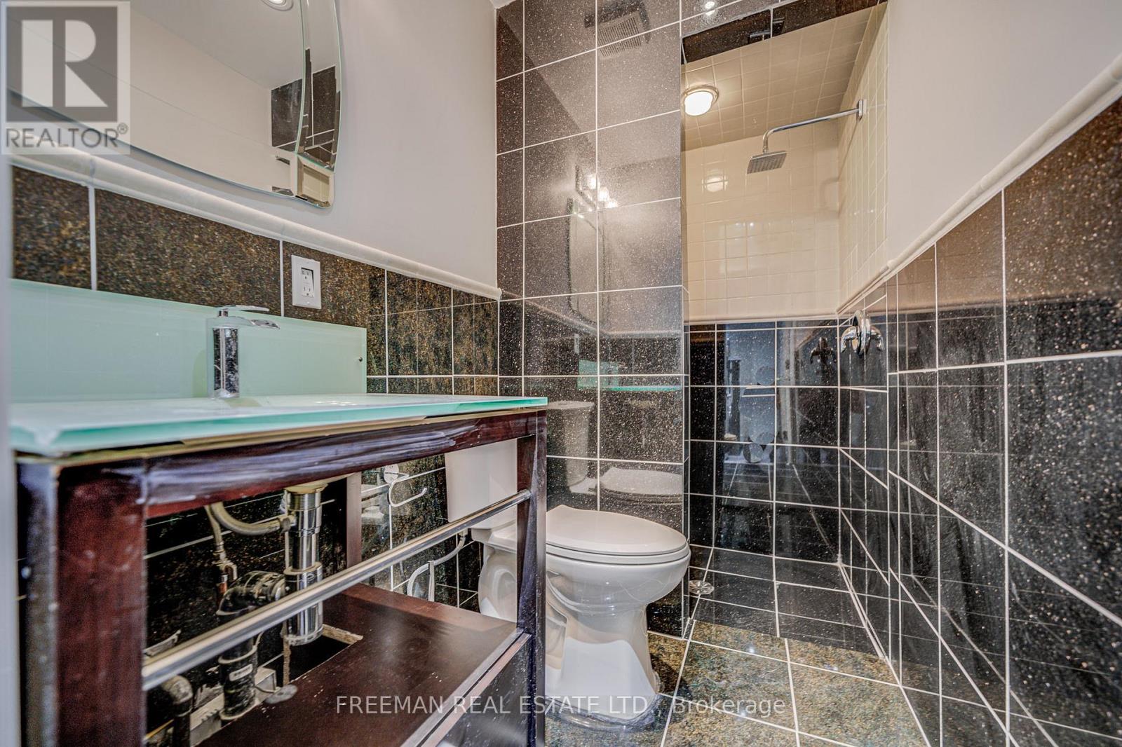 Bsmt-R - 916 Manning Avenue, Toronto, Ontario  M6G 2X4 - Photo 8 - C12558220