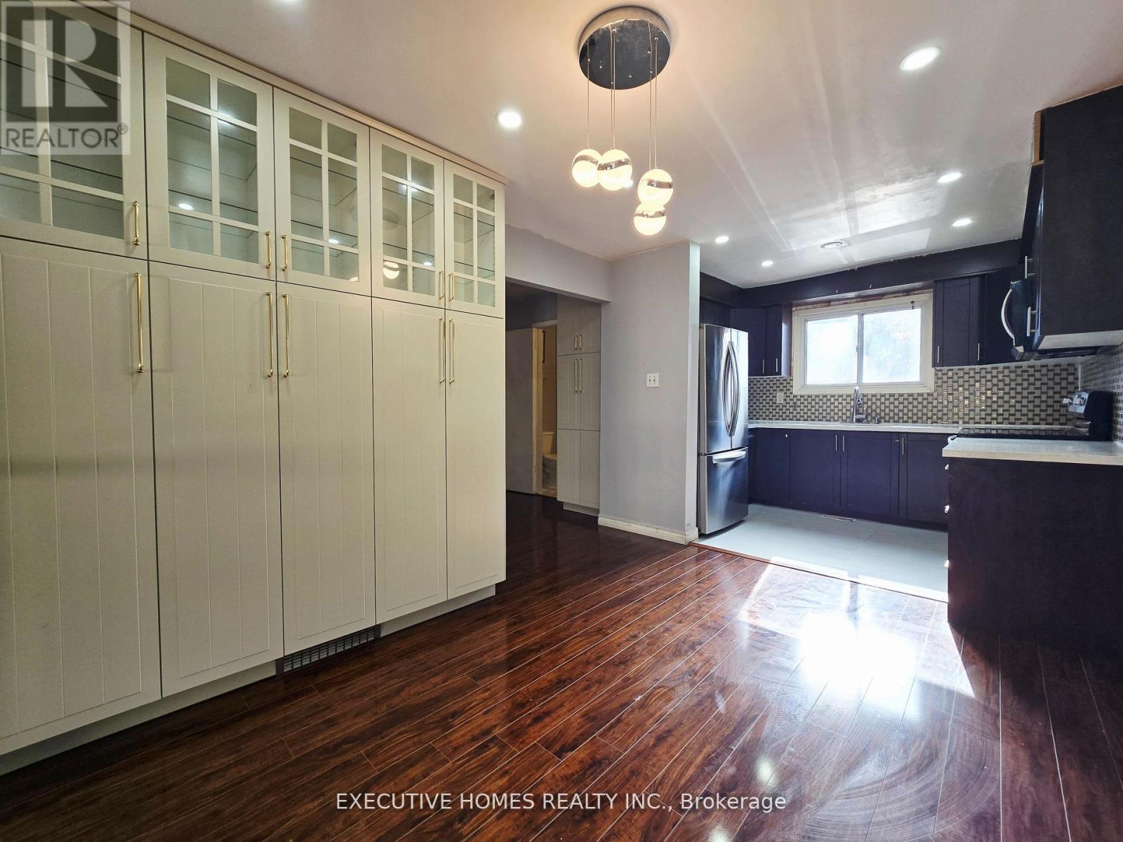 61 Collins Crescent, Brampton, Ontario  L6V 3N1 - Photo 11 - W12569476