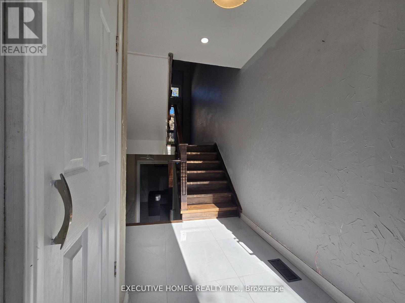 61 Collins Crescent, Brampton, Ontario  L6V 3N1 - Photo 2 - W12569476