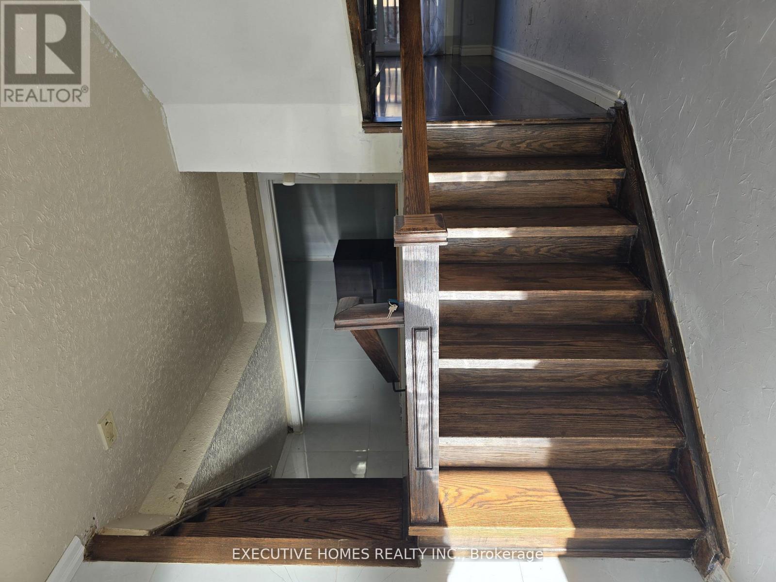 61 Collins Crescent, Brampton, Ontario  L6V 3N1 - Photo 3 - W12569476