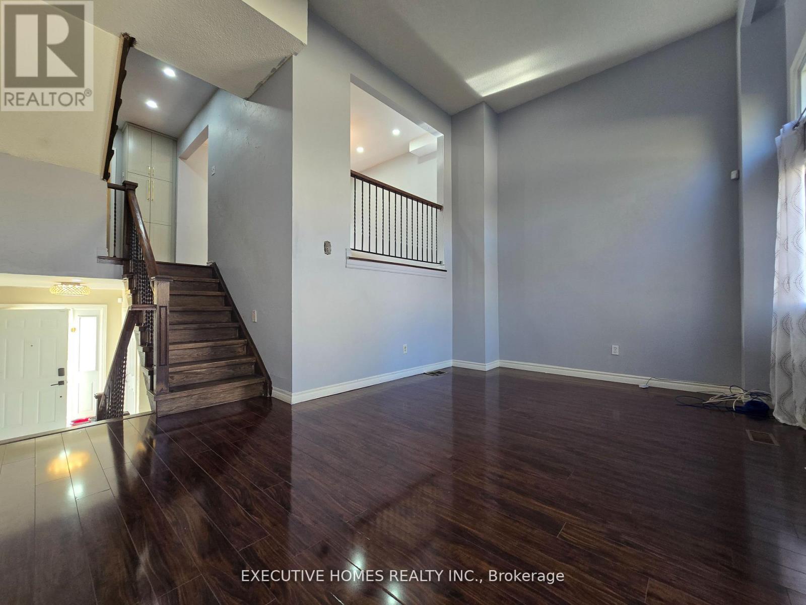 61 Collins Crescent, Brampton, Ontario  L6V 3N1 - Photo 4 - W12569476