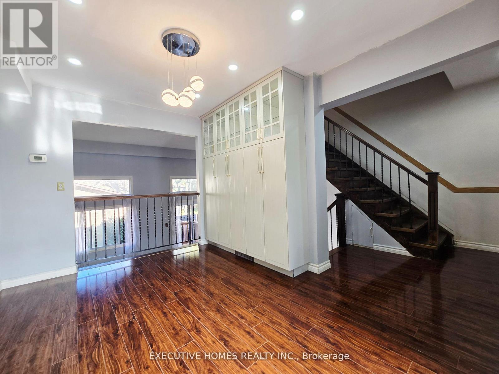 61 Collins Crescent, Brampton, Ontario  L6V 3N1 - Photo 8 - W12569476