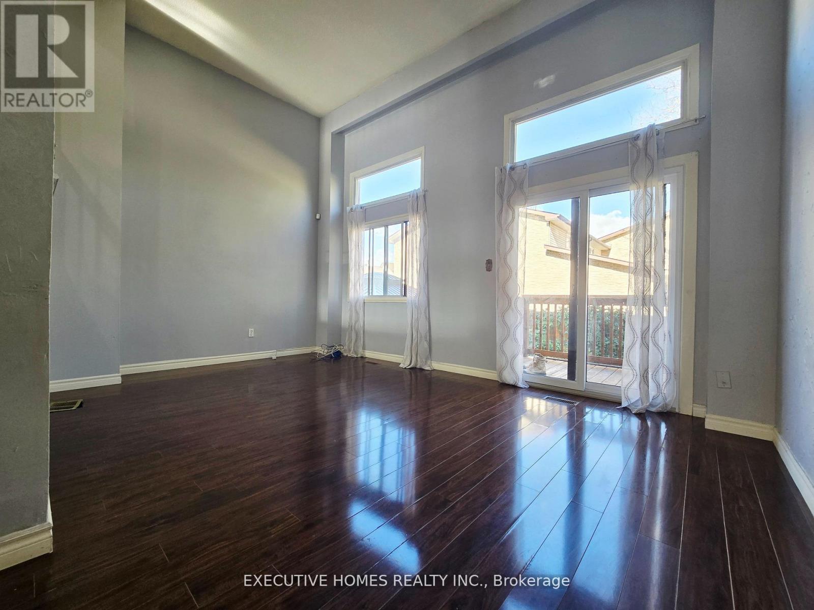 61 Collins Crescent, Brampton, Ontario  L6V 3N1 - Photo 5 - W12569476