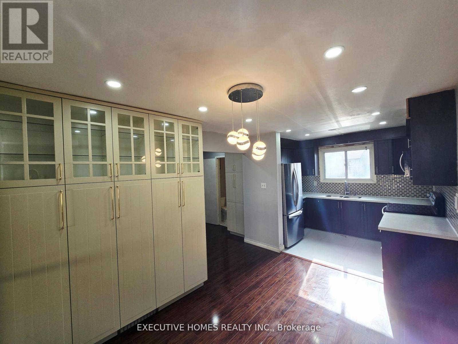 61 Collins Crescent, Brampton, Ontario  L6V 3N1 - Photo 12 - W12569476