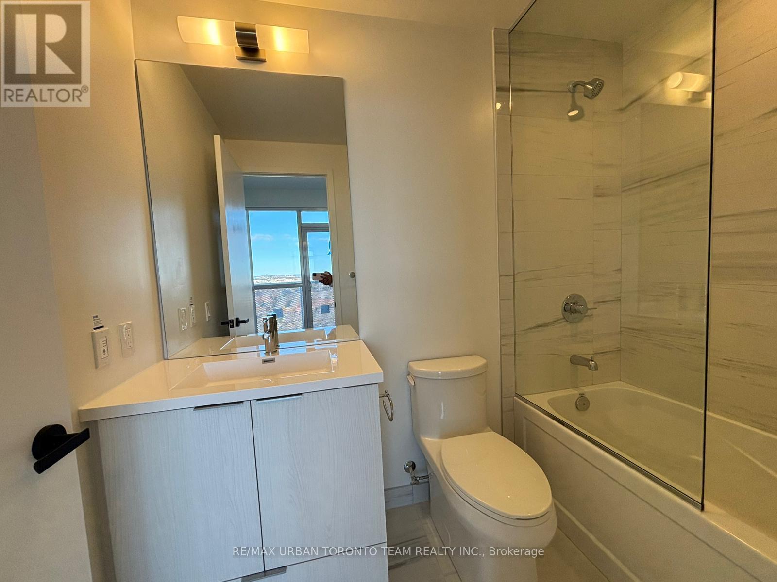 2206 - 8 Interchange Way, Vaughan, Ontario  L4K 5Z7 - Photo 10 - N12573044