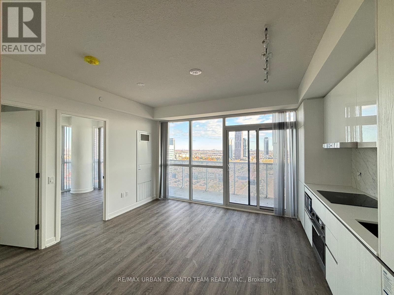 2206 - 8 Interchange Way, Vaughan, Ontario  L4K 5Z7 - Photo 2 - N12573044