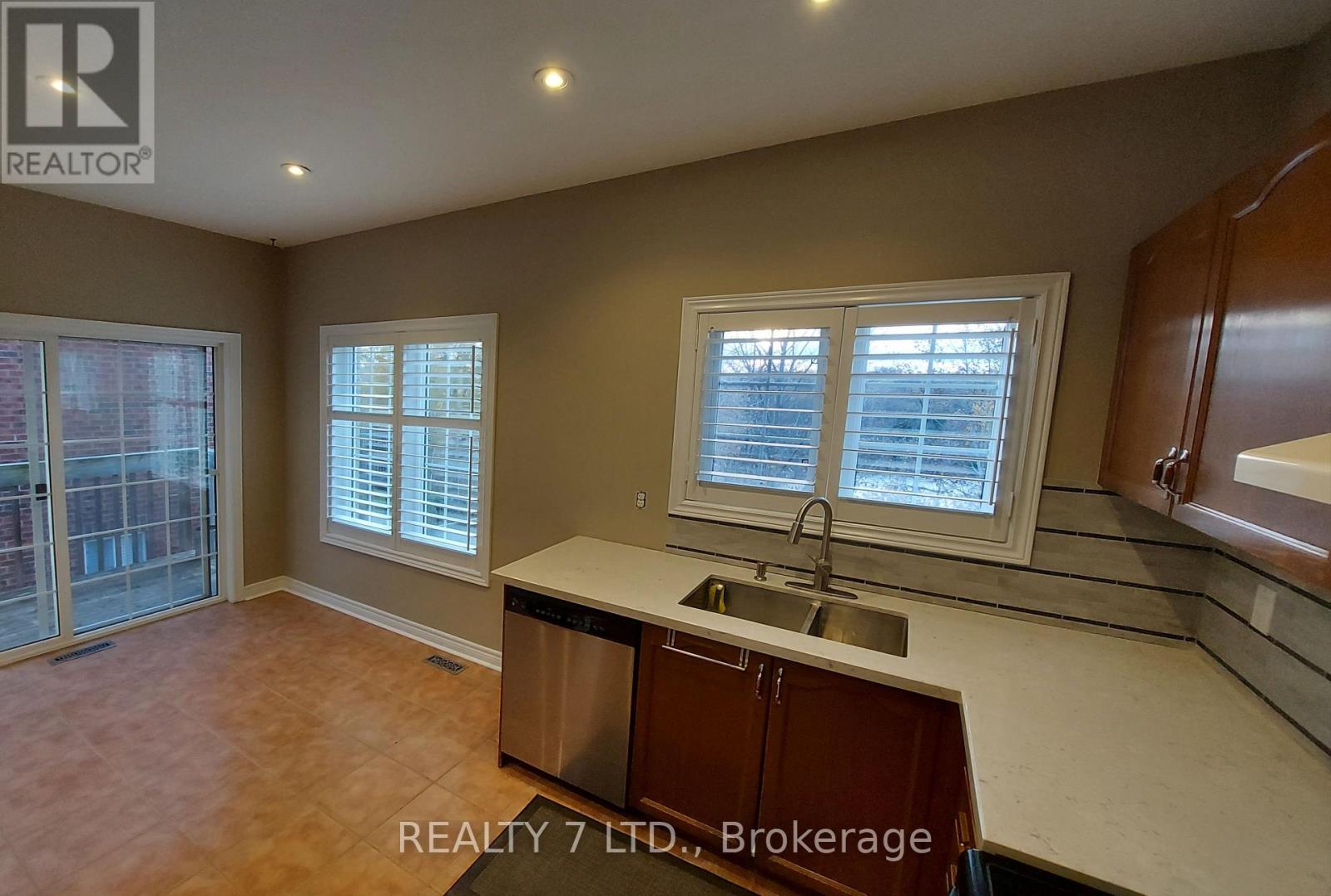 816 Walsh Court, Newmarket, Ontario  L3X 2V3 - Photo 4 - N12573102