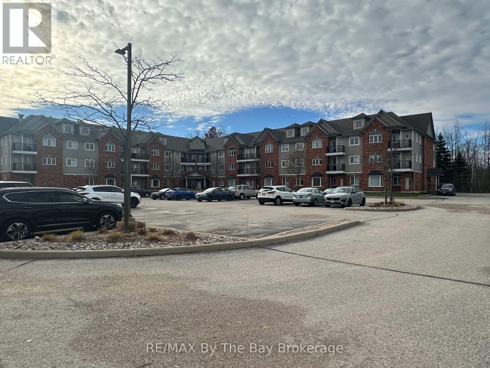 202 - 16 Westbury Avenue, Wasaga Beach, Ontario  L9Z 0B8 - Photo 1 - S12573144