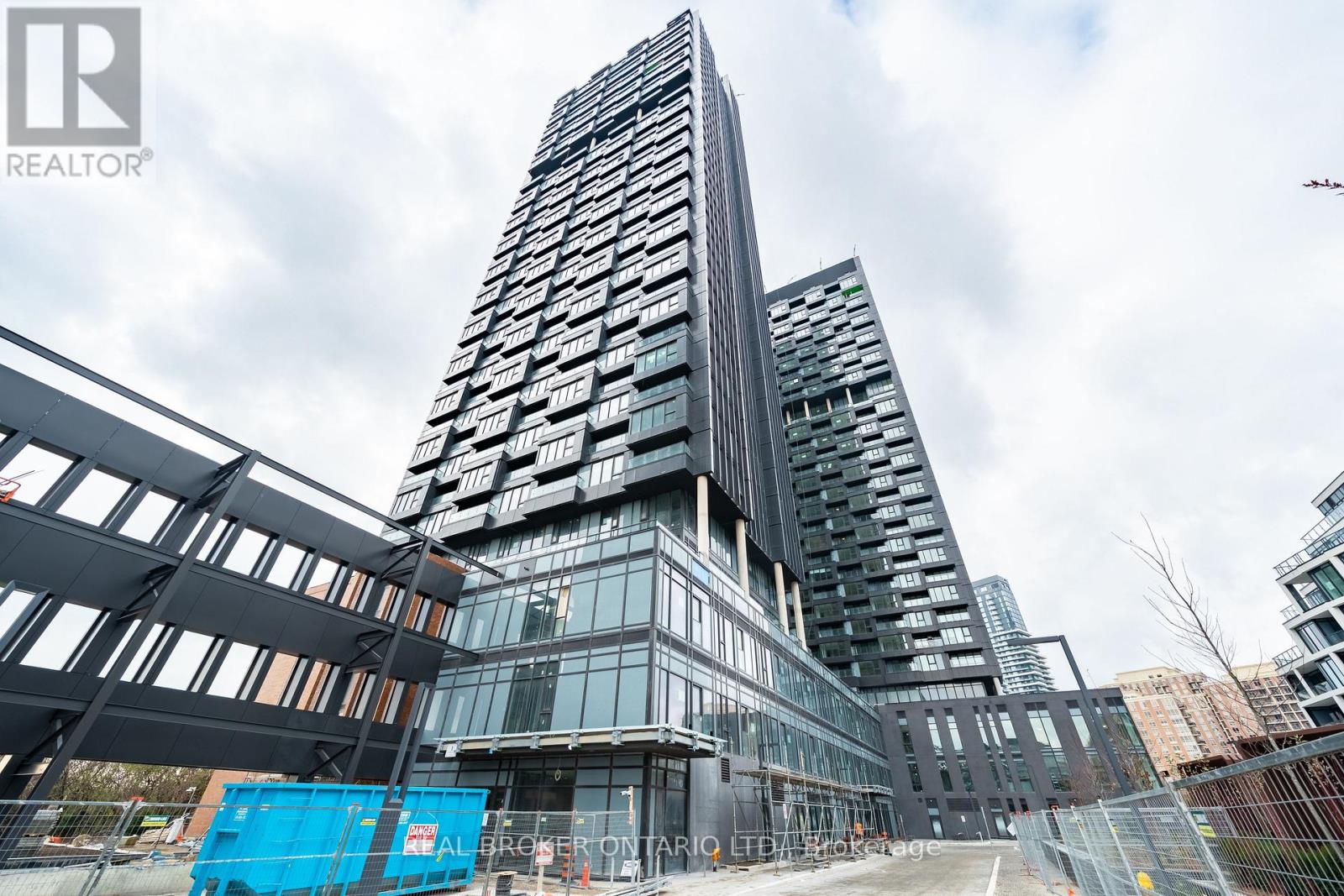 912 - 1 QUARRINGTON LANE, Toronto, Ontario