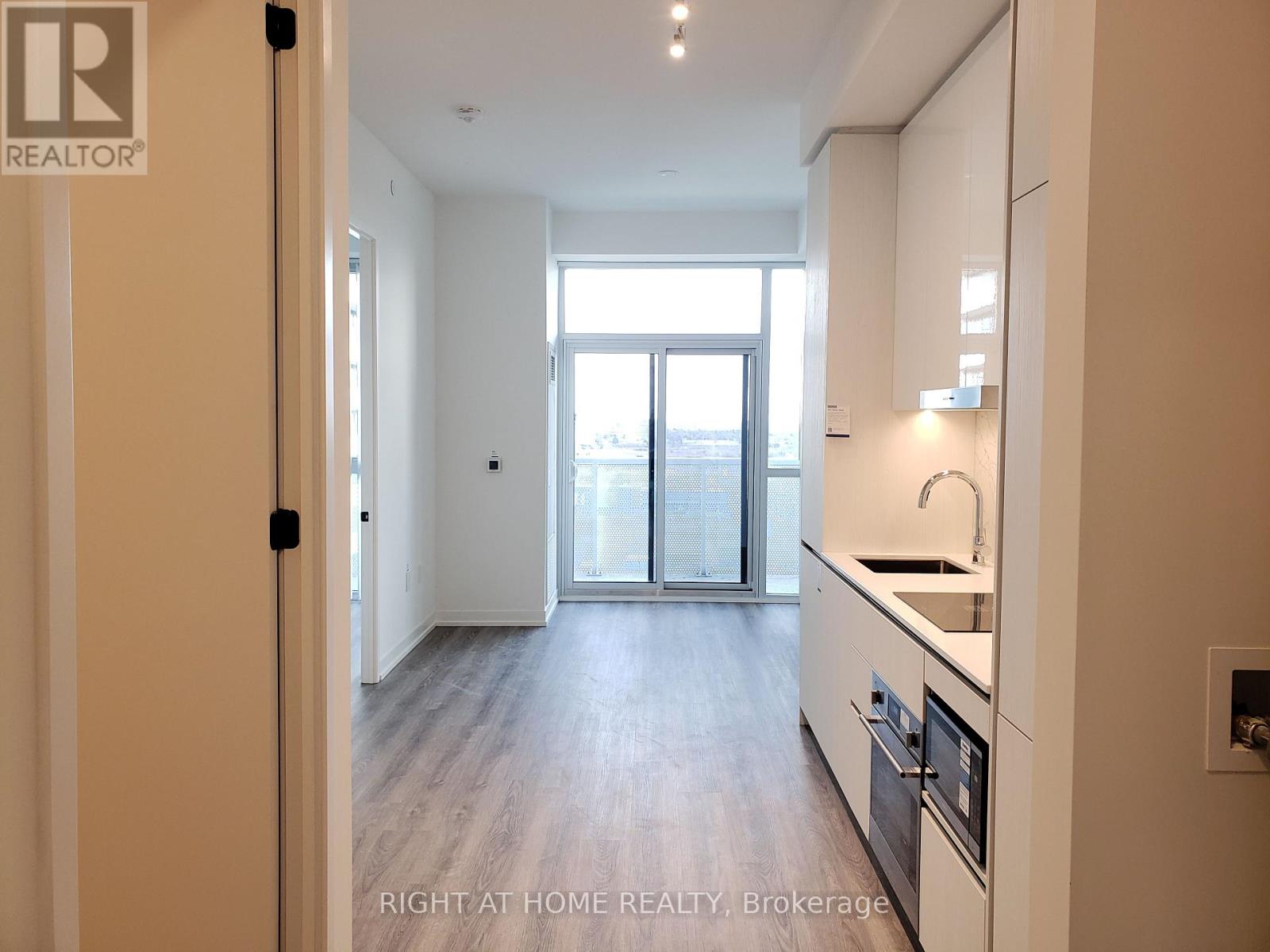 1610 - 8 Interchange Way, Vaughan, Ontario  L4K 5Z7 - Photo 4 - N12565920