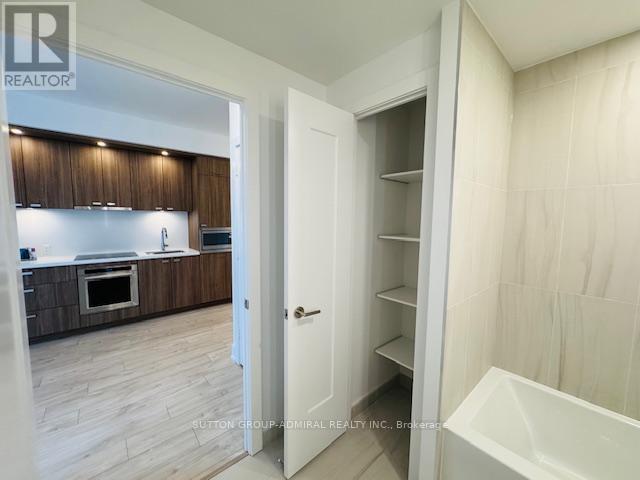 1605 - 10 Inn On The Park Drive, Toronto, Ontario  M3C 0P9 - Photo 9 - C12393076