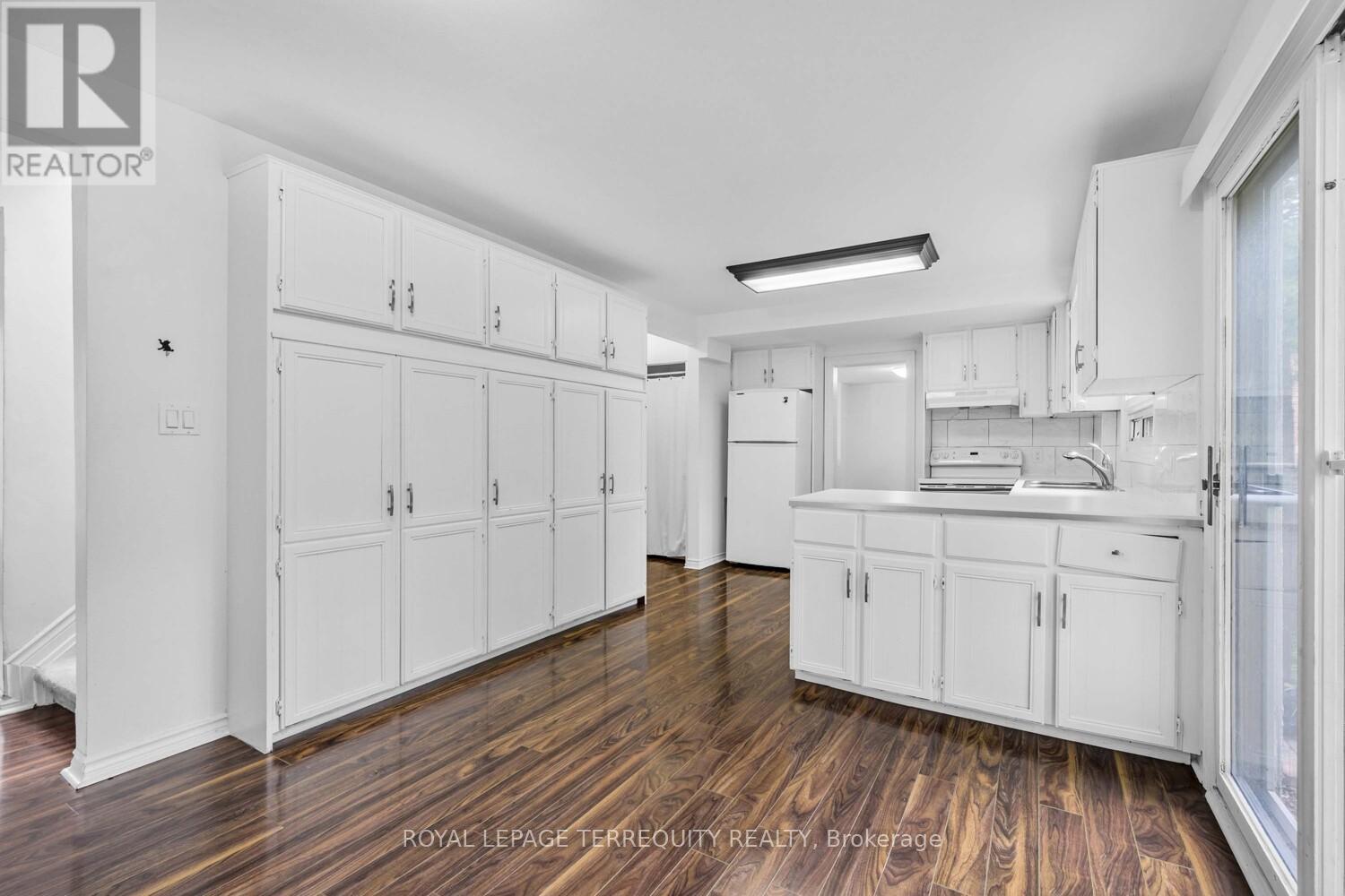 Main - 109 York Downs Drive, Toronto (Clanton Park), Ontario  M3H 2G6 - Photo 9 - C12414388