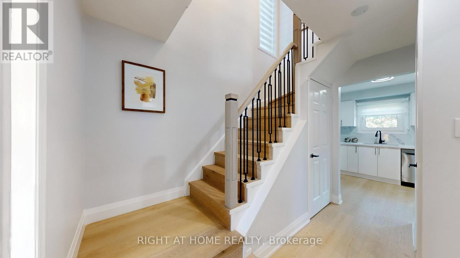 3362 Wilmar Crescent, Mississauga, Ontario  L5L 4C2 - Photo 3 - W12573194